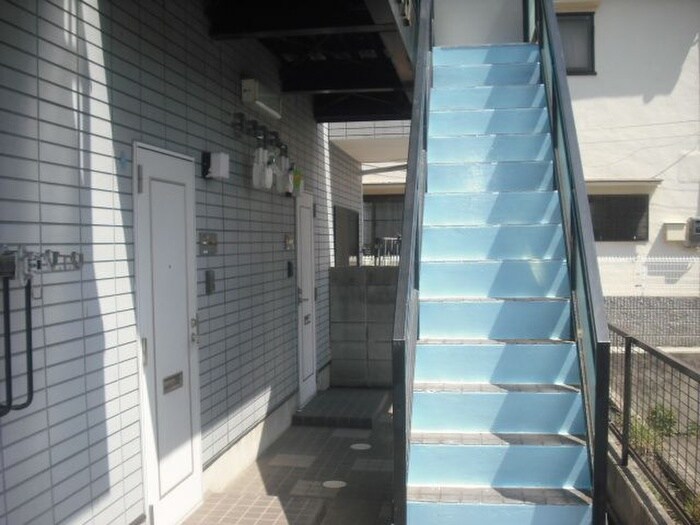 物件外観写真2　(エントランス部分)