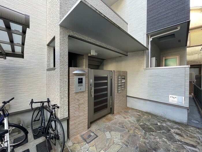 物件外観写真3　(エントランス部分)