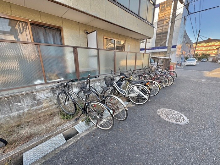 物件外観写真3　(駐輪場)
