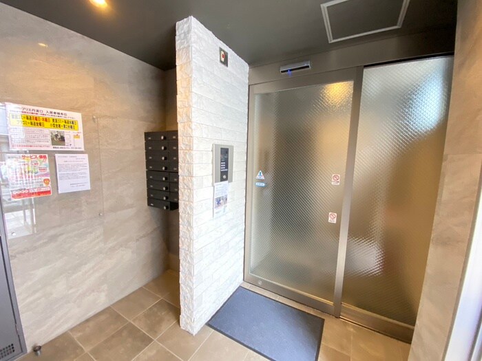 物件外観写真2　(エントランス部分)