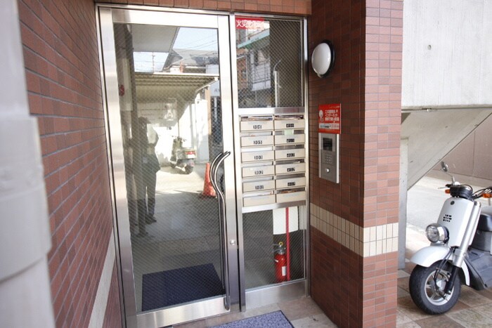 物件外観写真4　(エントランス部分)