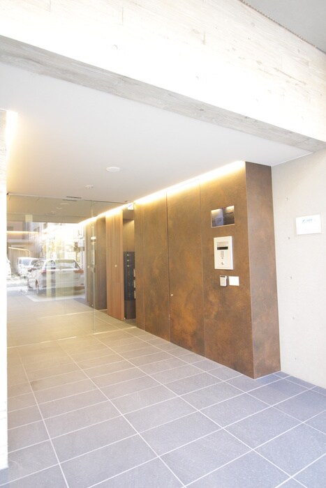 物件外観写真2　(エントランス部分)