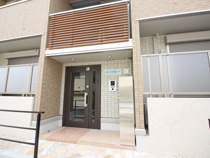 物件外観写真3　(エントランス部分)