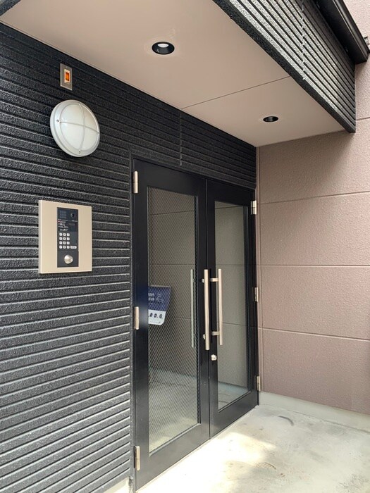 物件外観写真2　(エントランス部分)
