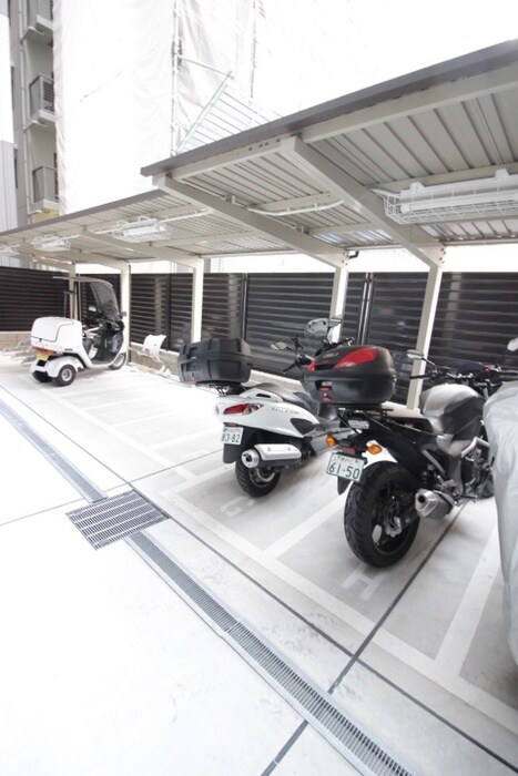 物件外観写真6　(バイク置き場)