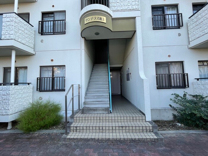 物件外観写真5　(エントランス部分)