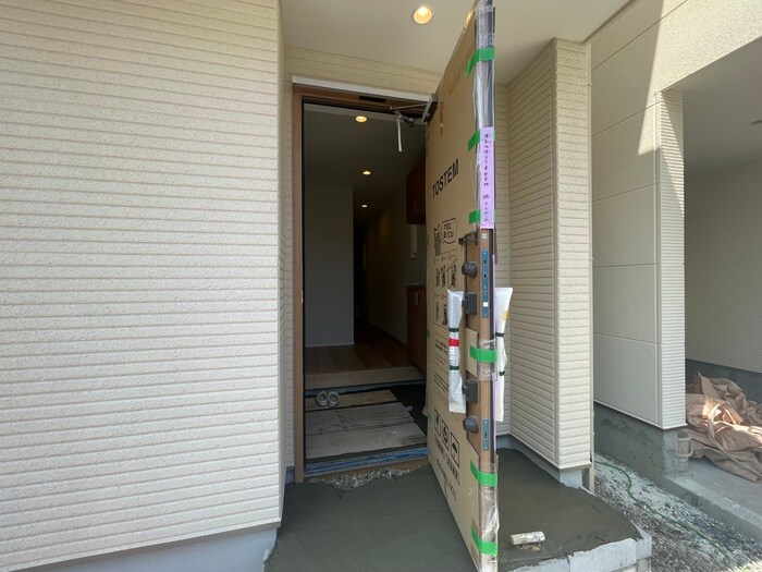 物件外観写真4　(エントランス部分)