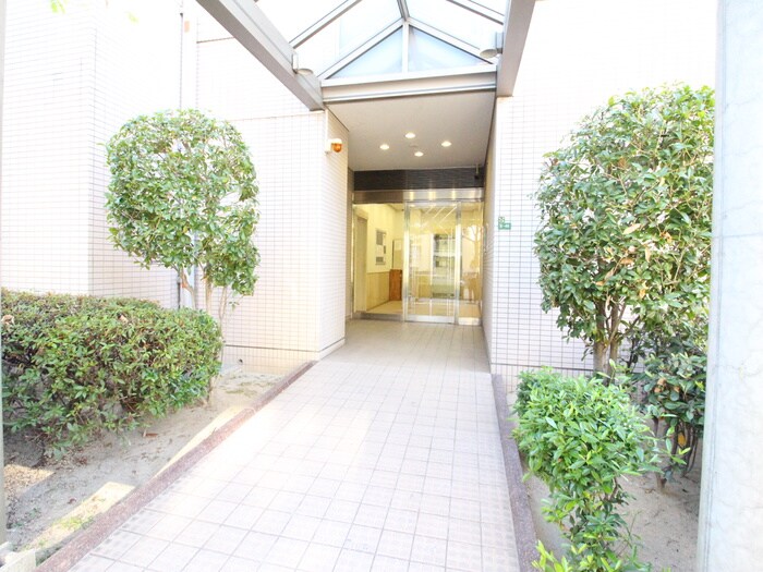 物件外観写真3　(エントランス部分)