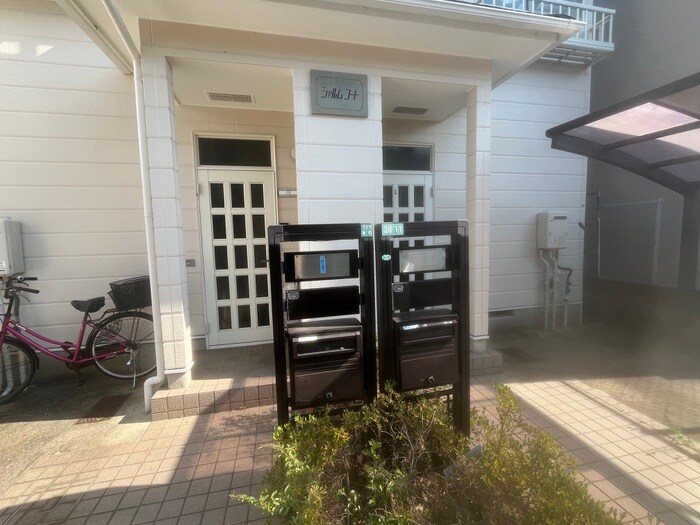 物件外観写真3　(エントランス部分)