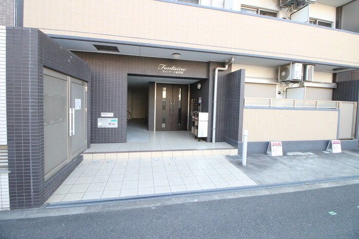 物件外観写真2　(エントランス部分)