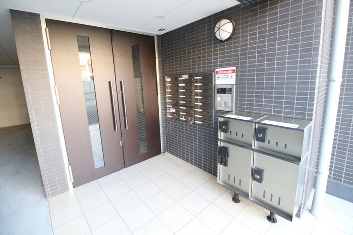 物件外観写真3　(エントランス部分)