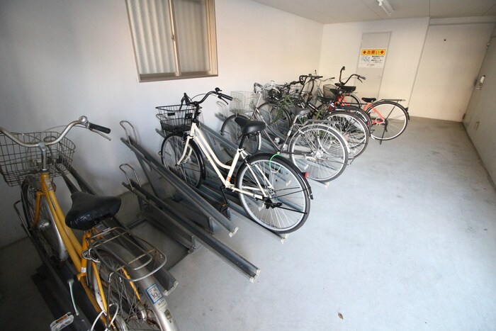 物件外観写真4　(駐輪場)