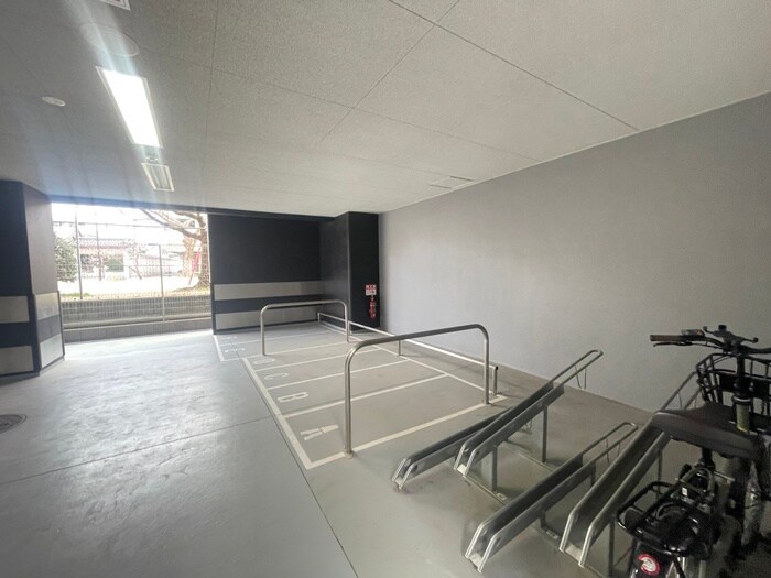 物件外観写真4　(バイク置き場)