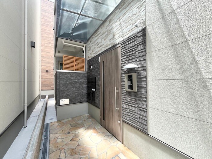 物件外観写真3　(エントランス部分)