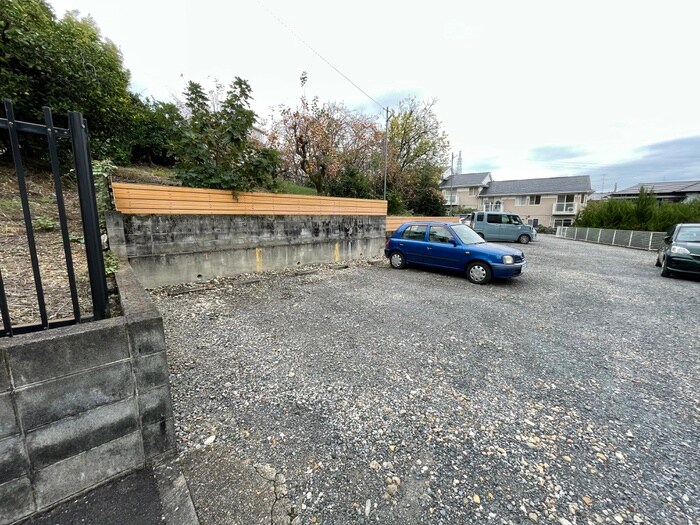 物件外観写真4　(駐車場)