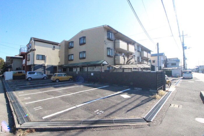 物件外観写真5　(駐車場)