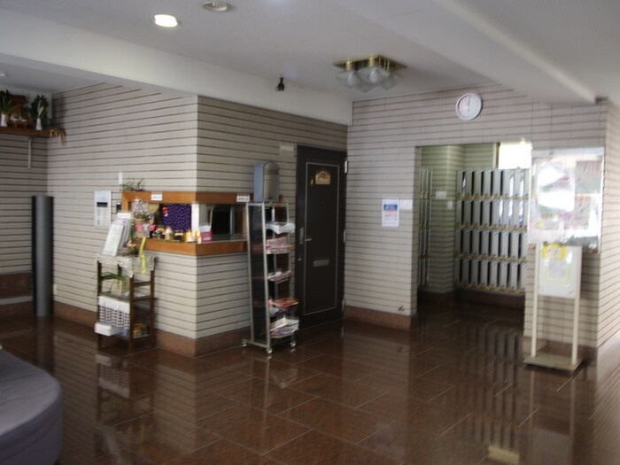 物件外観写真3　(エントランス部分)