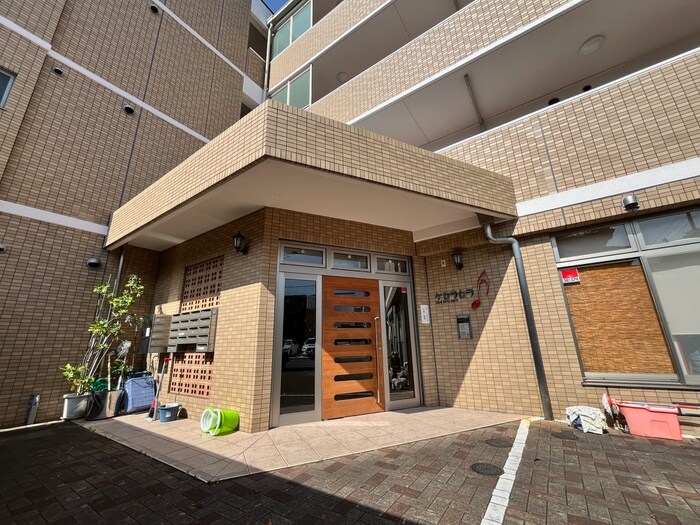 物件外観写真3　(エントランス部分)