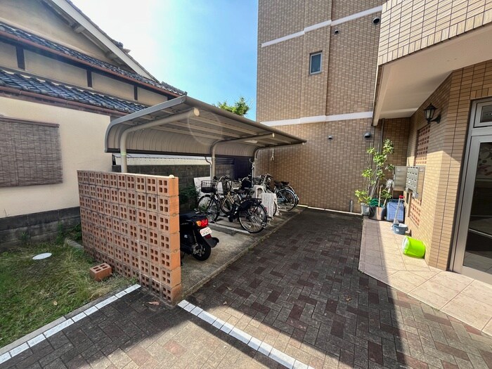 物件外観写真4　(駐輪場)