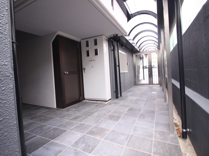 物件外観写真4　(エントランス部分)