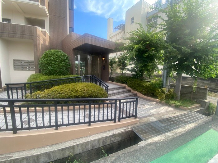 物件外観写真4　(エントランス部分)