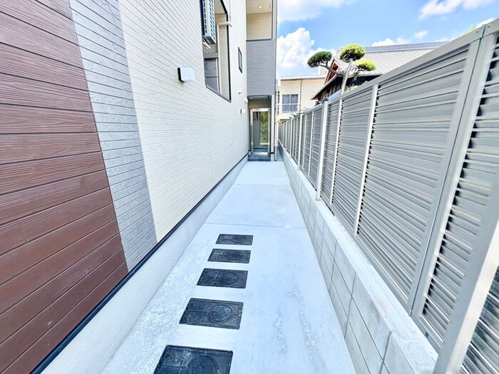 物件外観写真4　(エントランス部分)