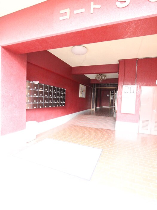 物件外観写真5　(エントランス部分)