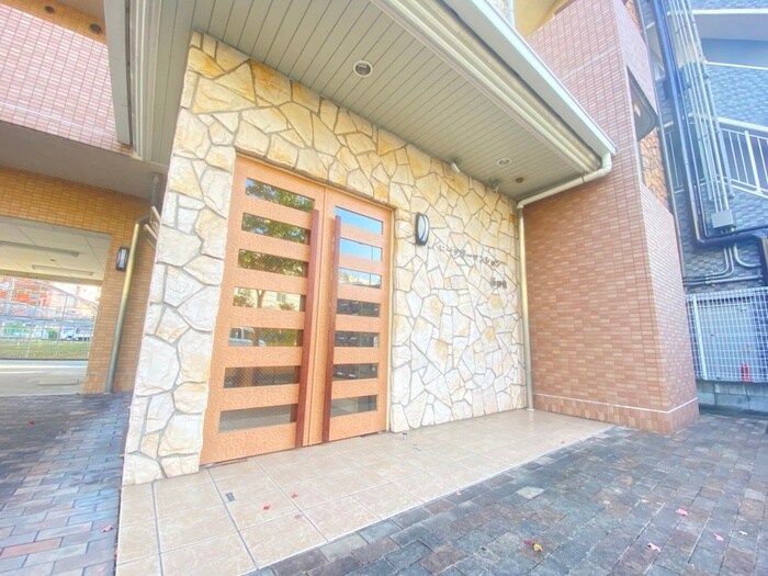 物件外観写真2　(エントランス部分)