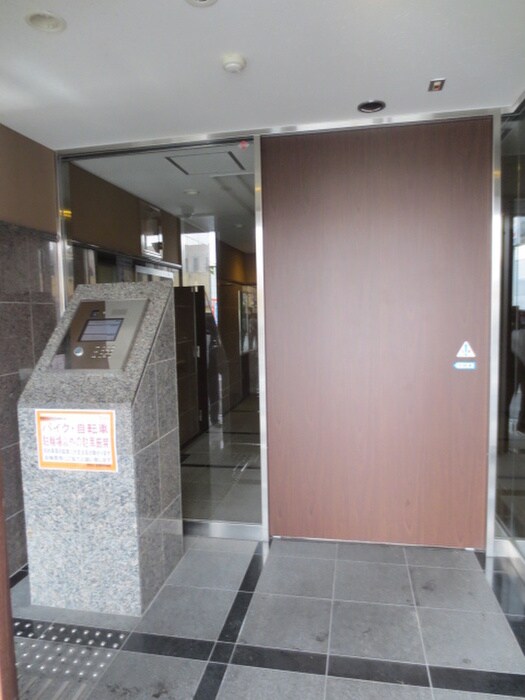 物件外観写真2　(エントランス部分)
