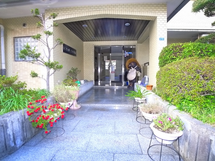 物件外観写真1　(エントランス部分)