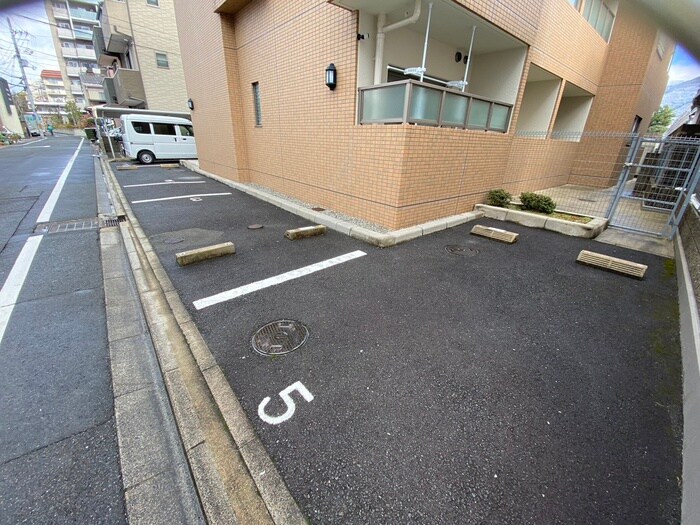 物件外観写真6　(駐車場)