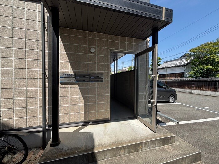 物件外観写真4　(エントランス部分)
