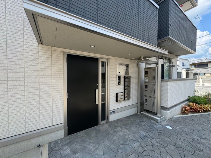 物件外観写真4　(エントランス部分)