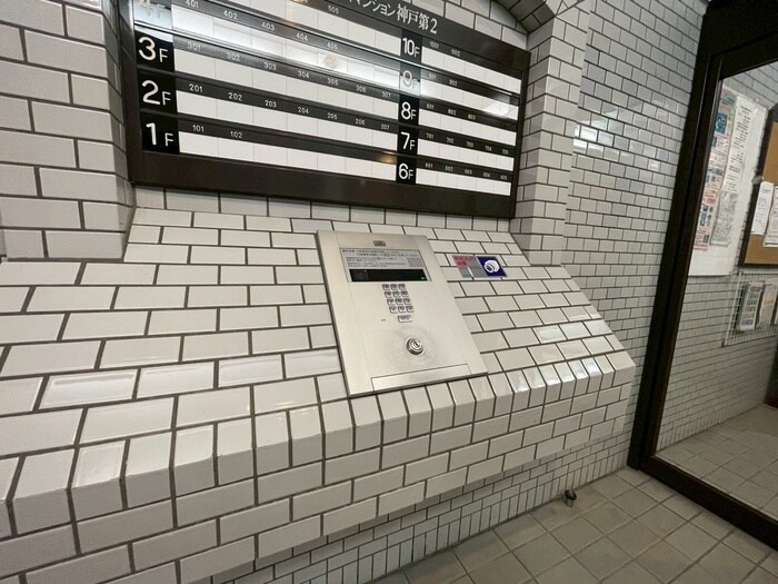 物件外観写真3　(エントランス部分)