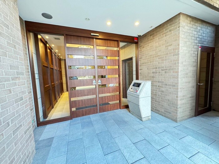 物件外観写真4　(エントランス部分)