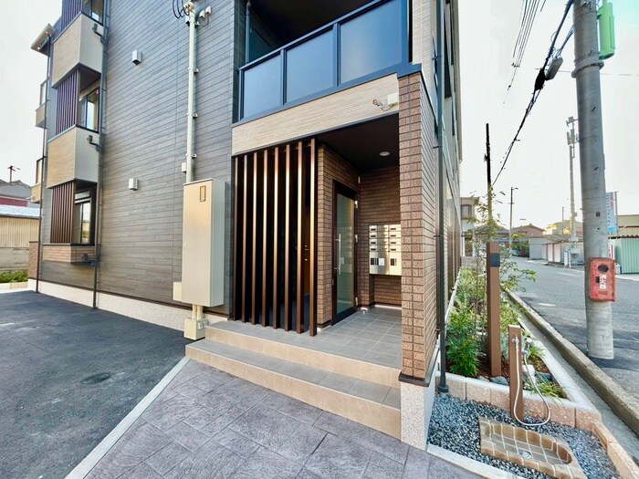 物件外観写真2　(エントランス部分)