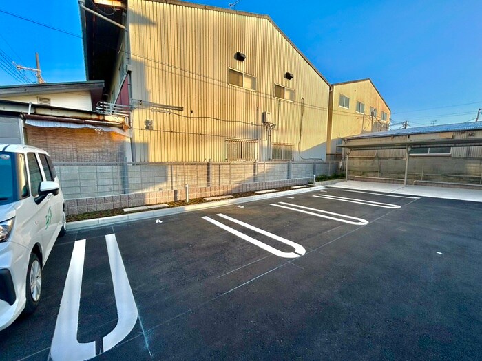 物件外観写真3　(駐車場)