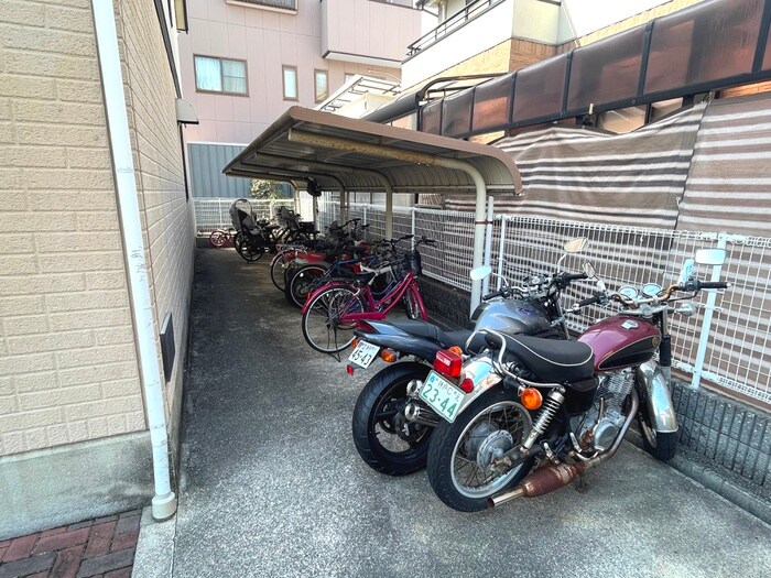物件外観写真4　(駐輪場)