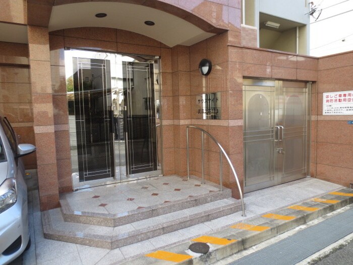 物件外観写真4　(エントランス部分)