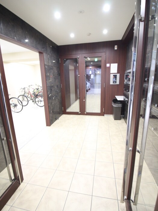 物件外観写真4　(エントランス部分)