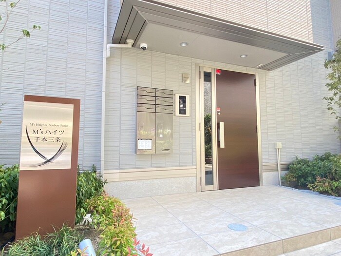 物件外観写真2　(エントランス部分)