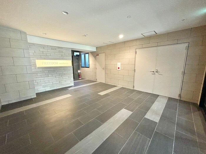 物件外観写真6　(エントランス部分)