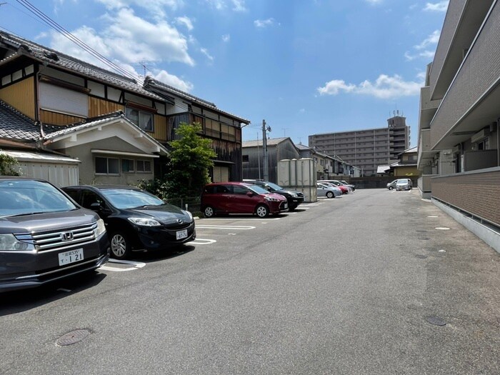 物件外観写真3　(駐車場)