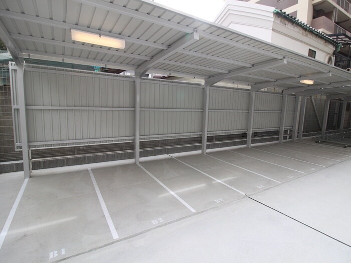 物件外観写真3　(バイク置き場)