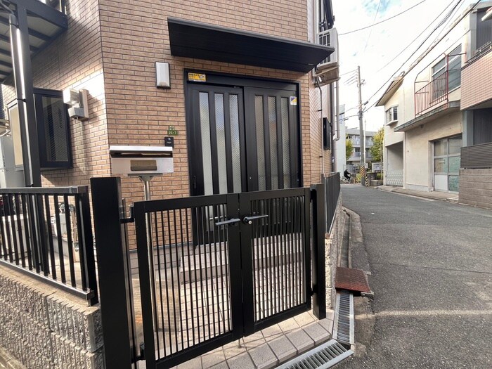 物件外観写真4　(エントランス部分)