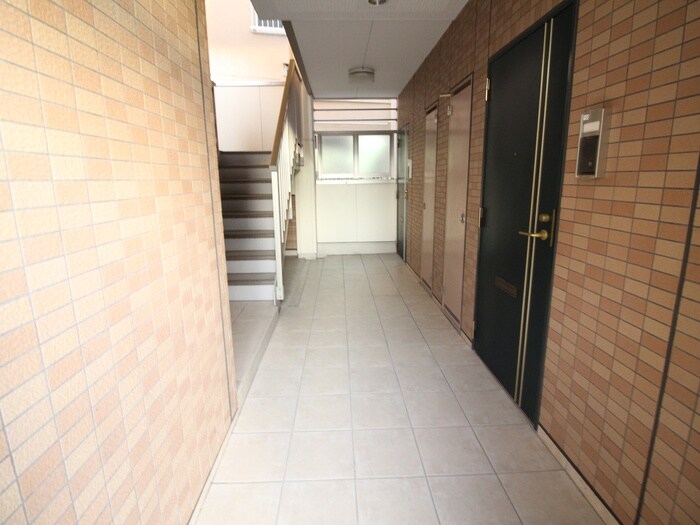 物件外観写真4　(エントランス部分)