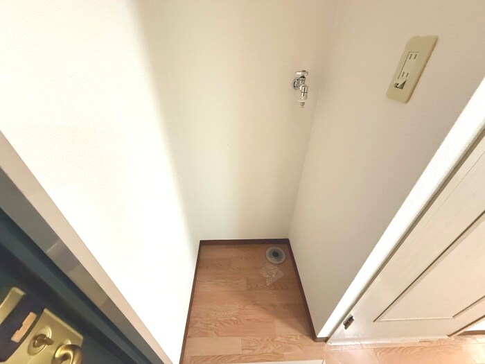 物件内観写真12　(洗濯機置場)