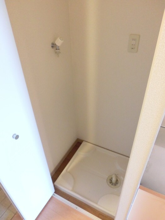 物件内観写真12　(洗濯機置場)