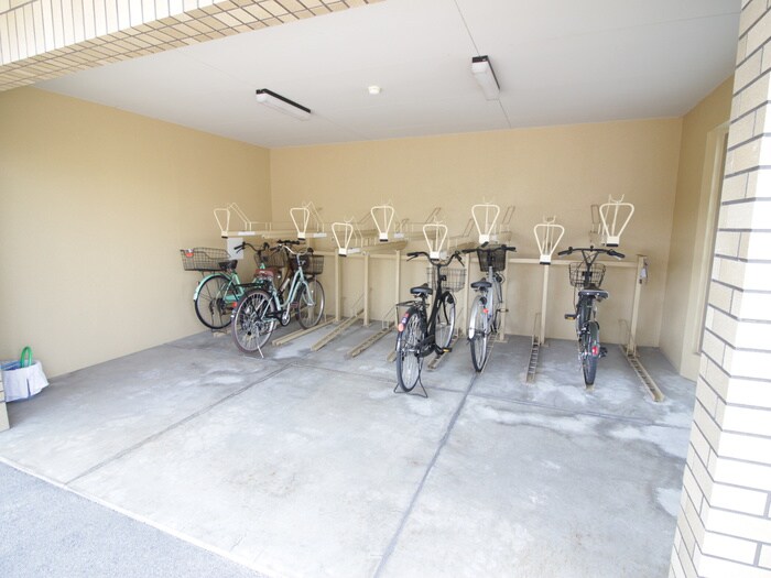 物件外観写真4　(駐輪場)