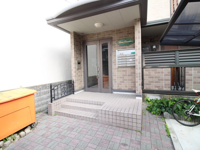 物件外観写真3　(エントランス部分)